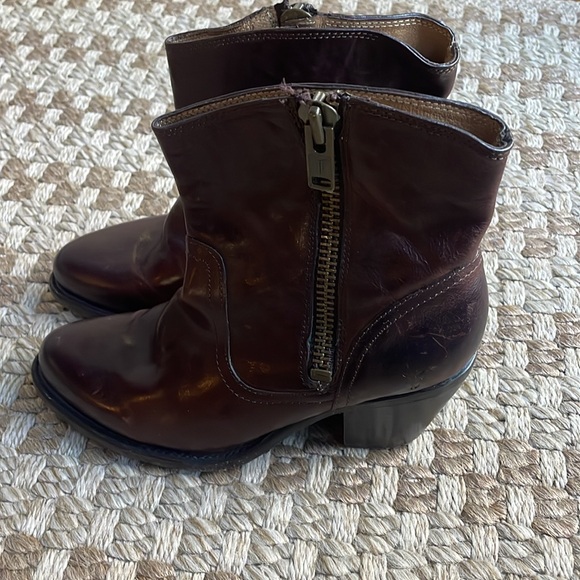 Frye Leslie zip up boots